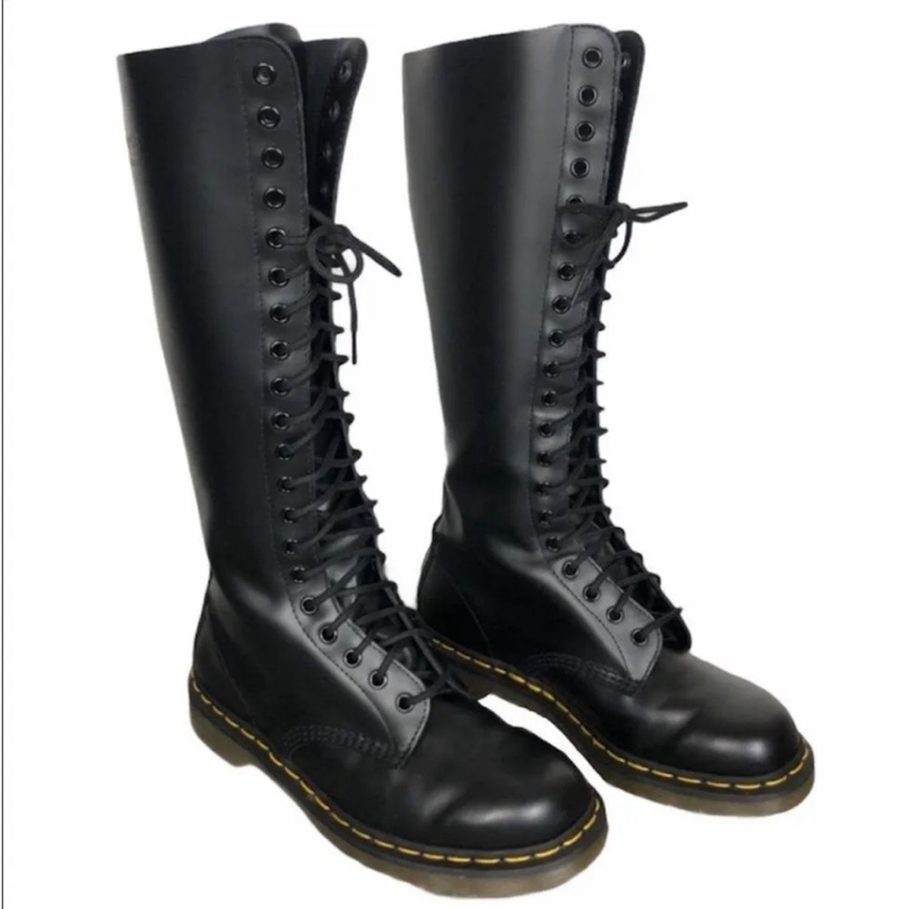 Dr. Martens 9663 Black 20 Eye Knee High boot - EUC - women’s size 8
